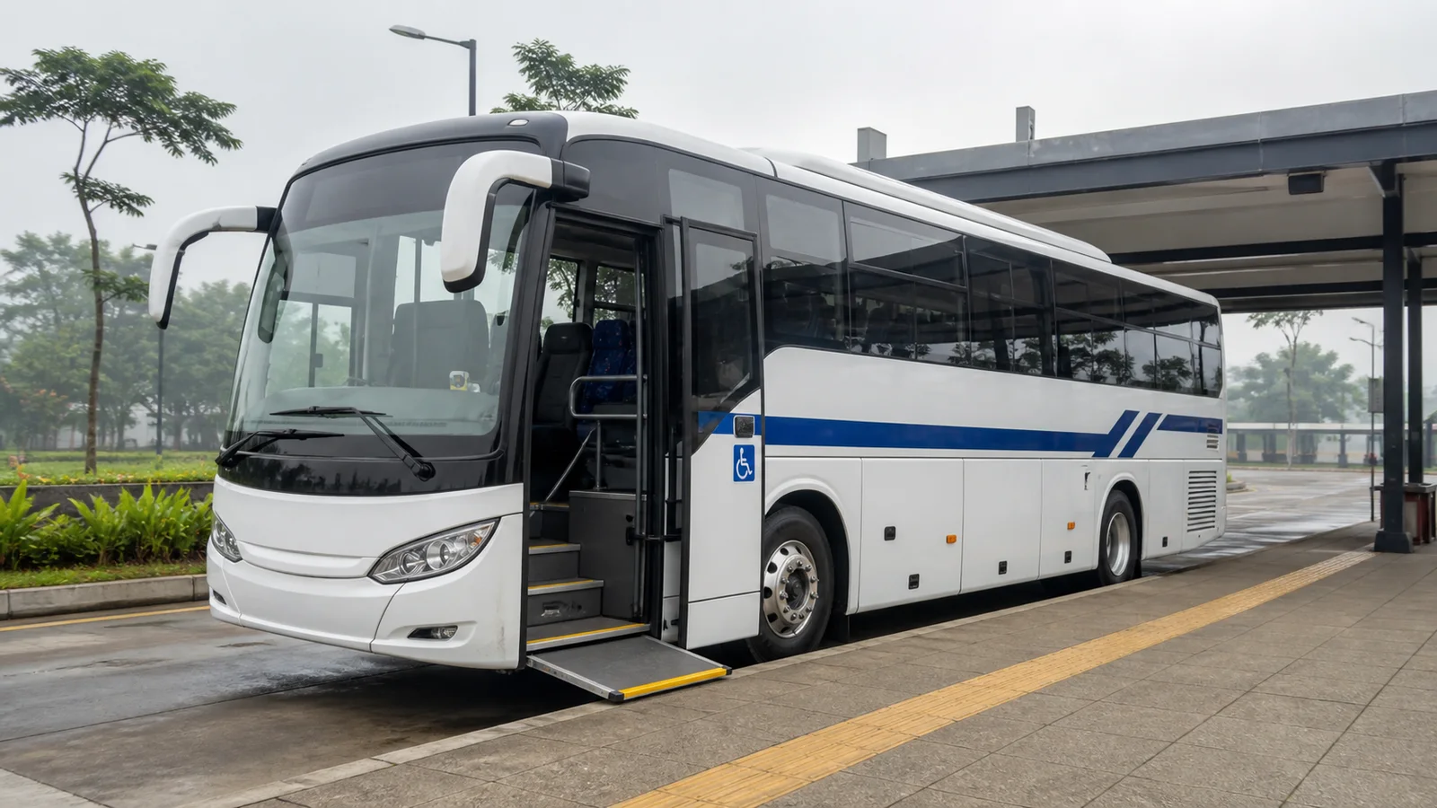 Bus antarkota Rute Terbuka pada peron yang rata di Bandung.