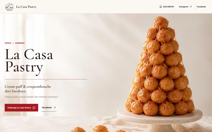 Tampilan desktop La Casa Pastry dengan logo resmi, judul besar, croquembouche, pesan cream puff Surabaya, dan tautan kanal resmi