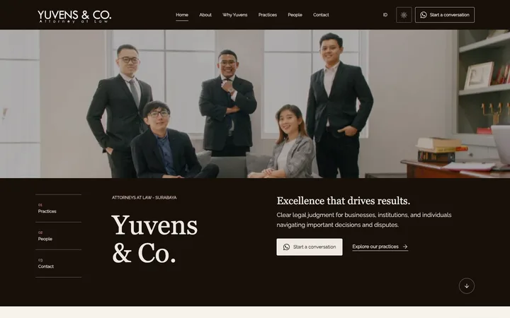 Tampilan desktop panjang Yuvens dan Co dengan hero tim, cerita firma, sembilan bidang praktik, pendekatan, daftar pengacara, kontak, dan kantor Surabaya.